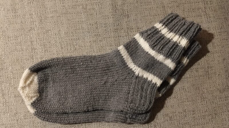 Käsitsi kootud villased sokid