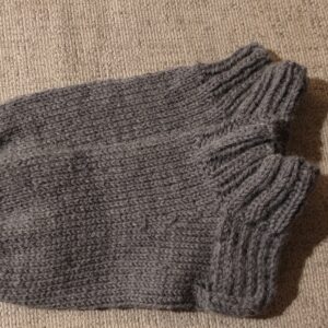 Käsitsi kootud hallid madala äärega sokid – mugavus ja stiil igale sammul